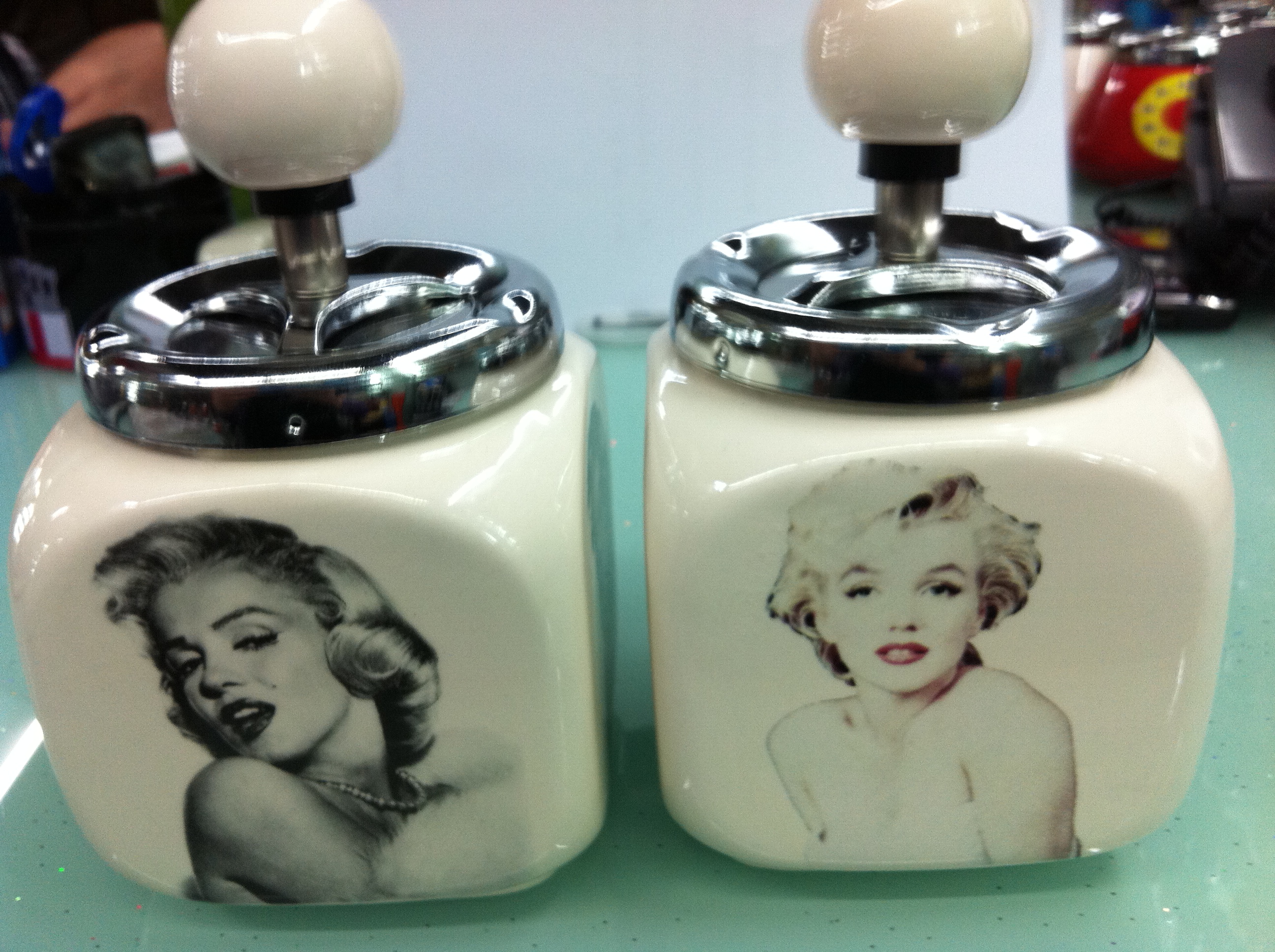 家用烟灰缸实物图