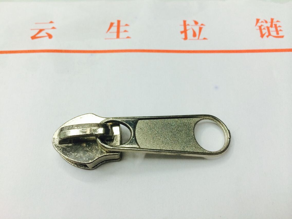 No. 8 nylon electric white long plate head luggage pull TAB, clothing pull TAB slider Application Scenario
