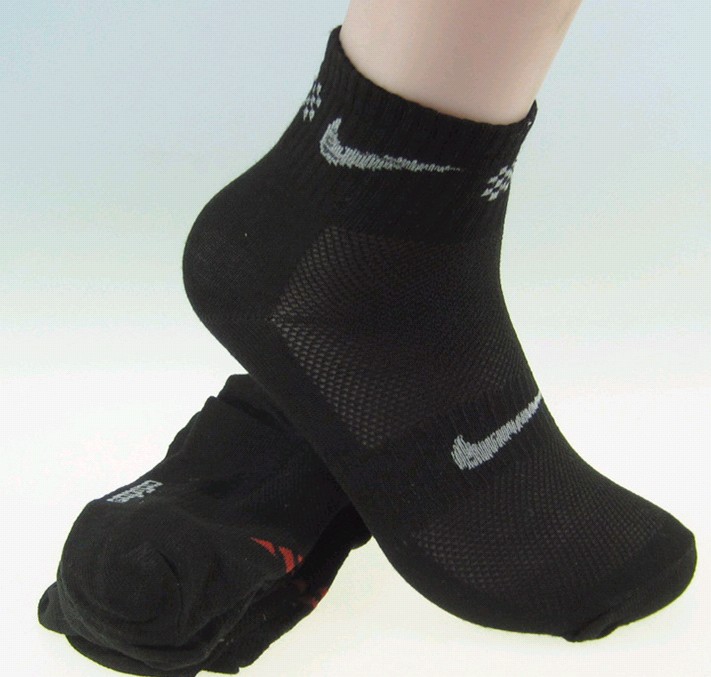 男士透气运动网眼船袜 黑白两色外贸库存网眼男运动船袜产品图