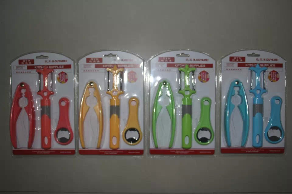 High-end peeler walnut clip plastic bottle opener combination thumbnail