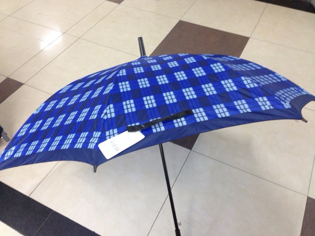 Blue checkered polyester fabric umbrella, straight pole umbrella