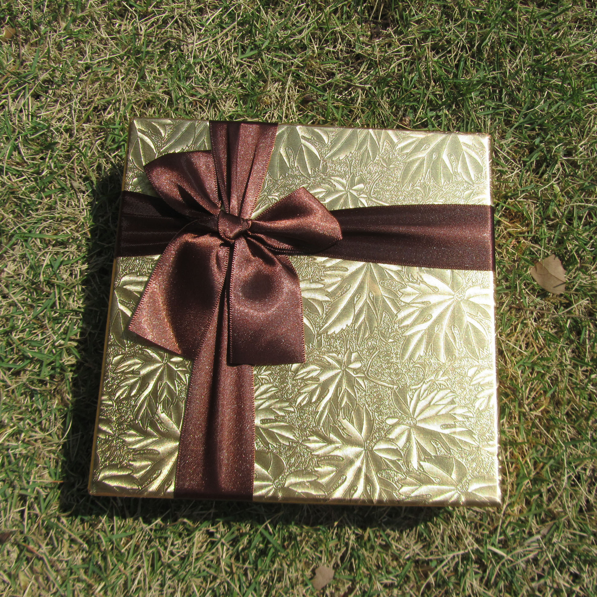 金色树叶纹12格巧克力包装盒丝带蝴蝶结情人节糖果礼品盒细节图