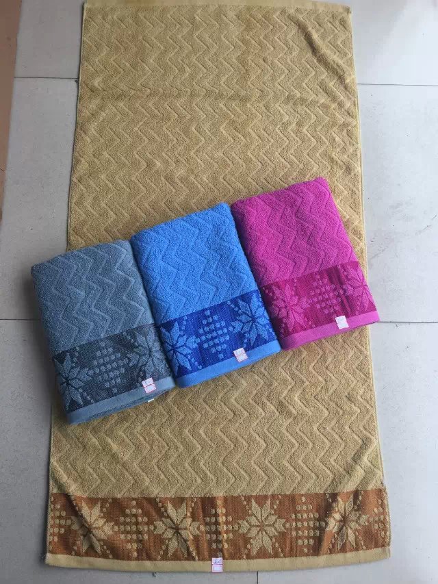 Plain jacquard water pattern broken maple leaf bath towel