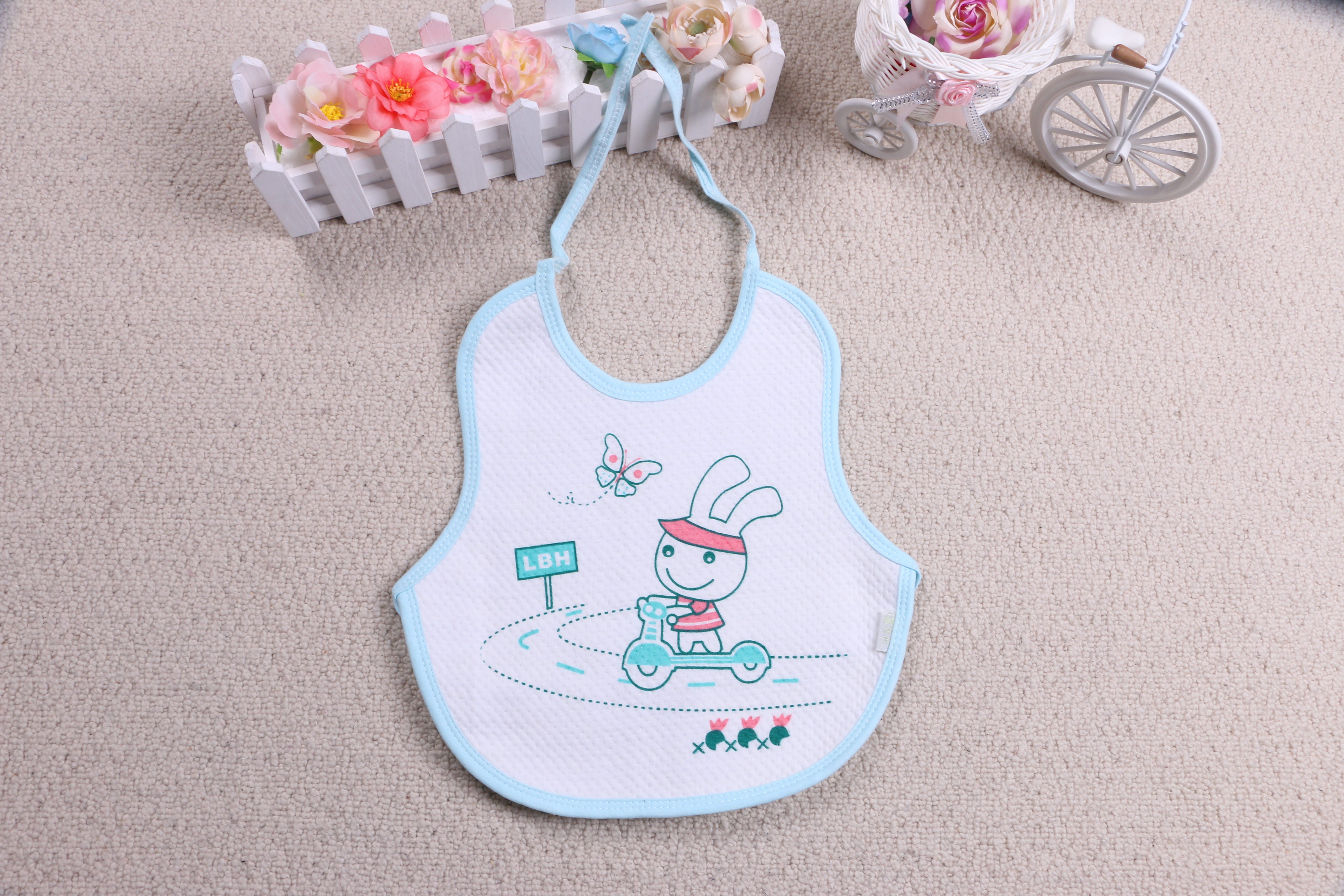 Shoot baby bib details from various angles-three-dimensional cropping display
