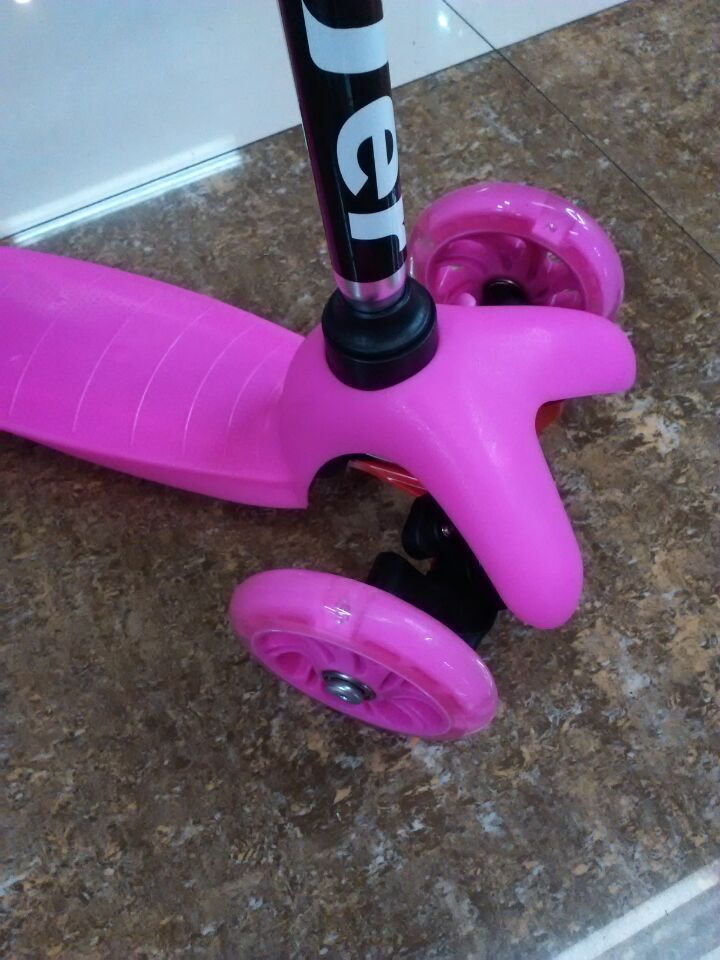 厂家直销正品新款涂鸦米高儿童滑板车三轮车四轮车可升降闪光