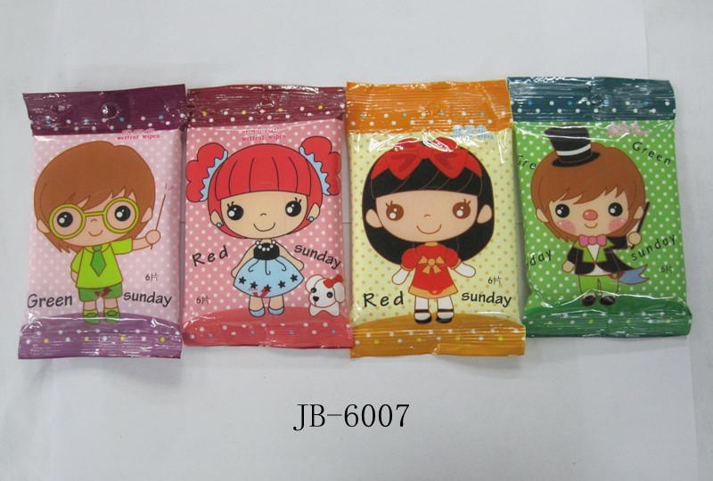 The new cartoon-patterned wet wipes, a must-have for going out in summer, are hydrating and cleaning wet wipes