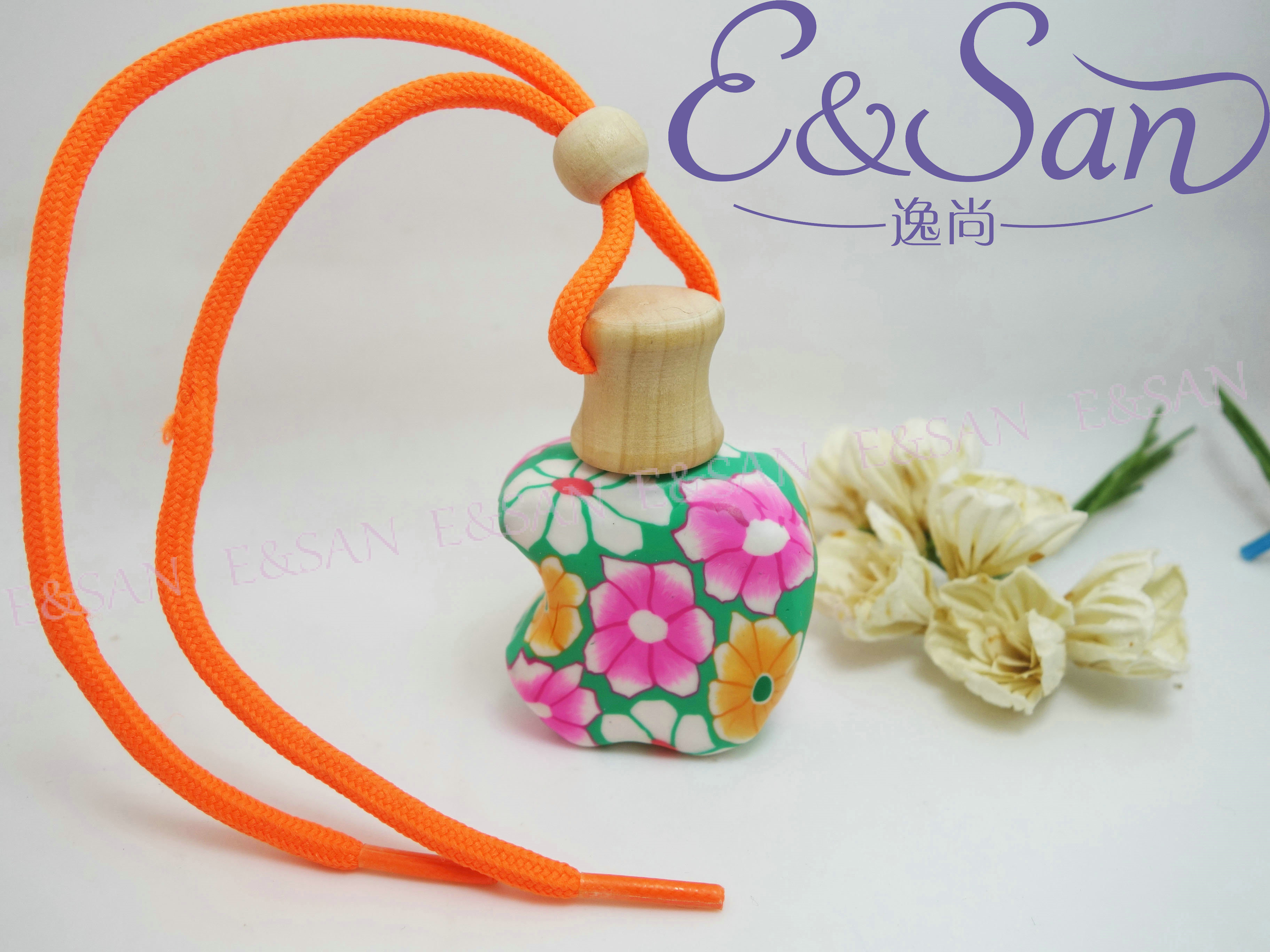 厂家直销爆款RG32-15ML苹果全包软陶香水瓶玻璃汽车挂件产品图