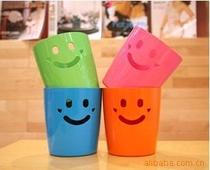 Smiley trash can, desktop trash can