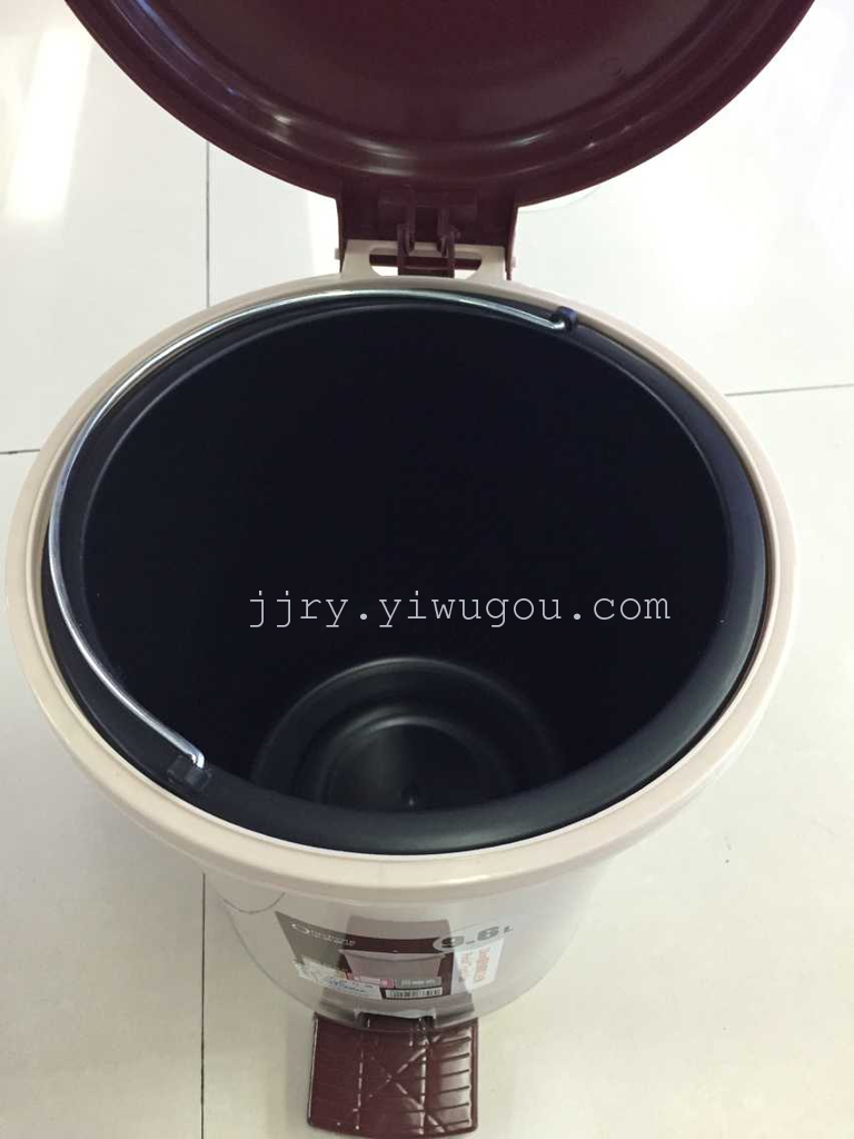 European-style high-end creative and fashionable trash can with a lid, pedal round, suitable for home use in the kitchen, living room and bedroom details Picture