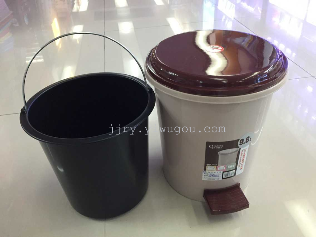 European-style high-end creative and fashionable trash can with a lid, pedal round, suitable for home use in the kitchen, living room and bedroom Application Scenario