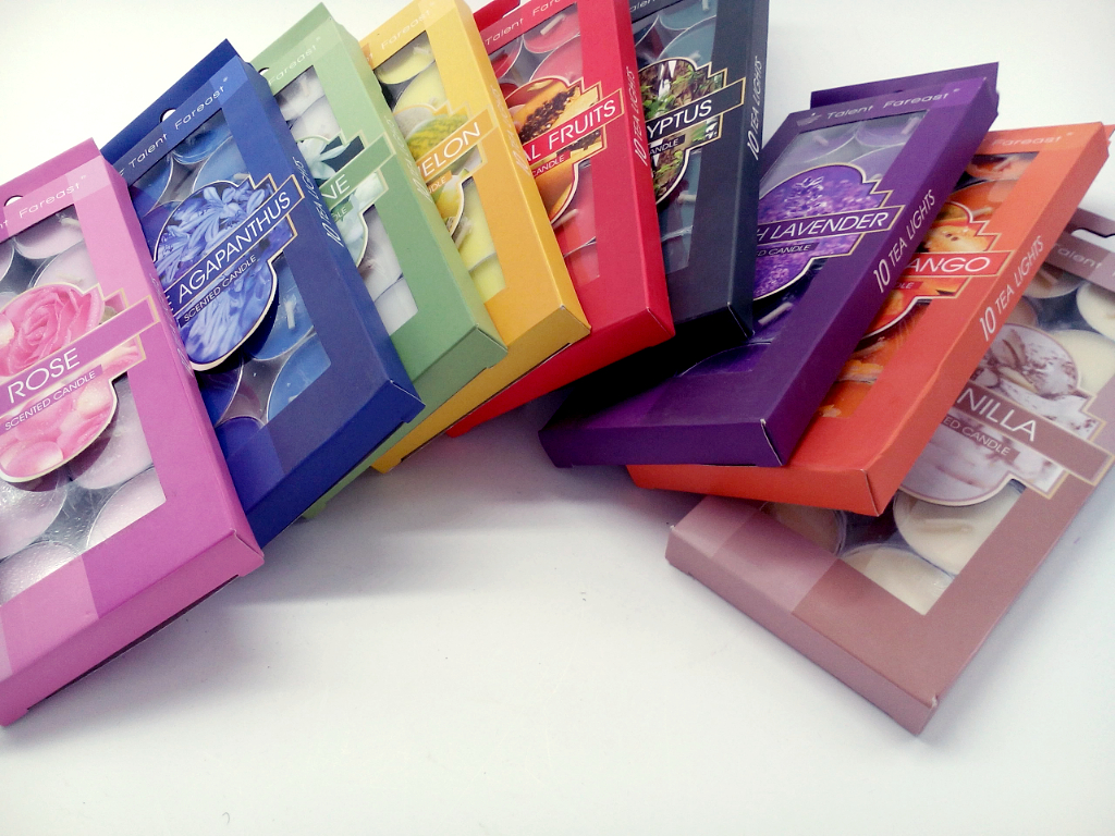 The wedding room is decorated with candles featuring auspicious patterns of dragons and phoenixes, smokeless candles, festive red candles and scented candles