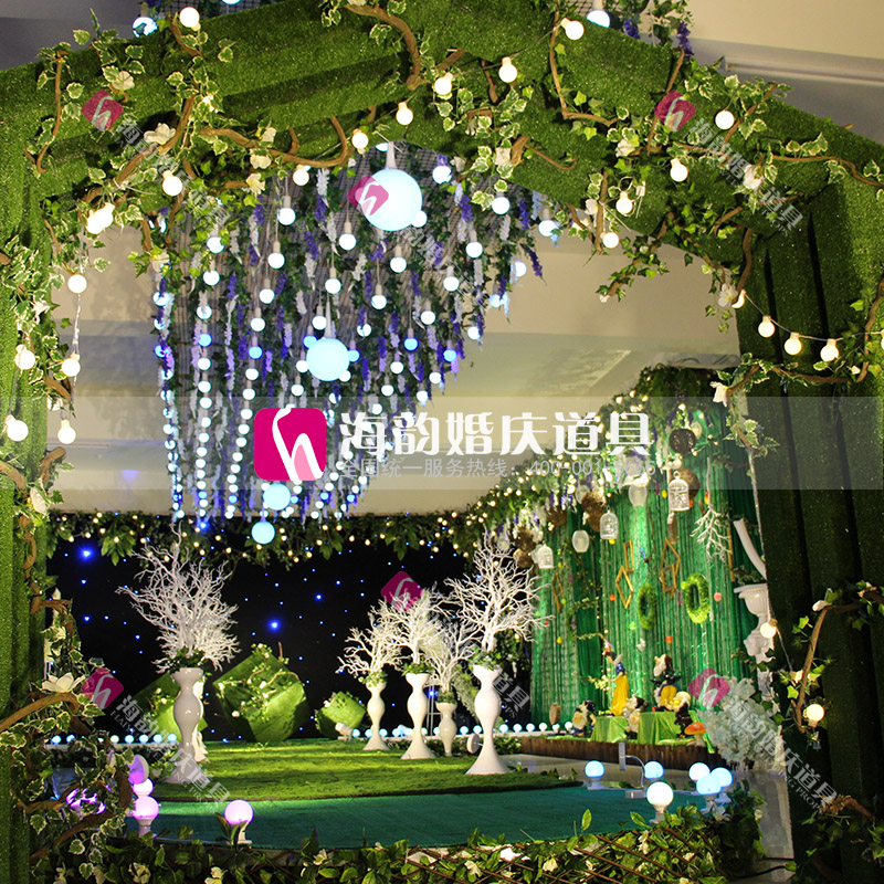 مسرح حفل الزفاف في هيهيلينغي مزخرف بباب مجموعة من العشب Specification image