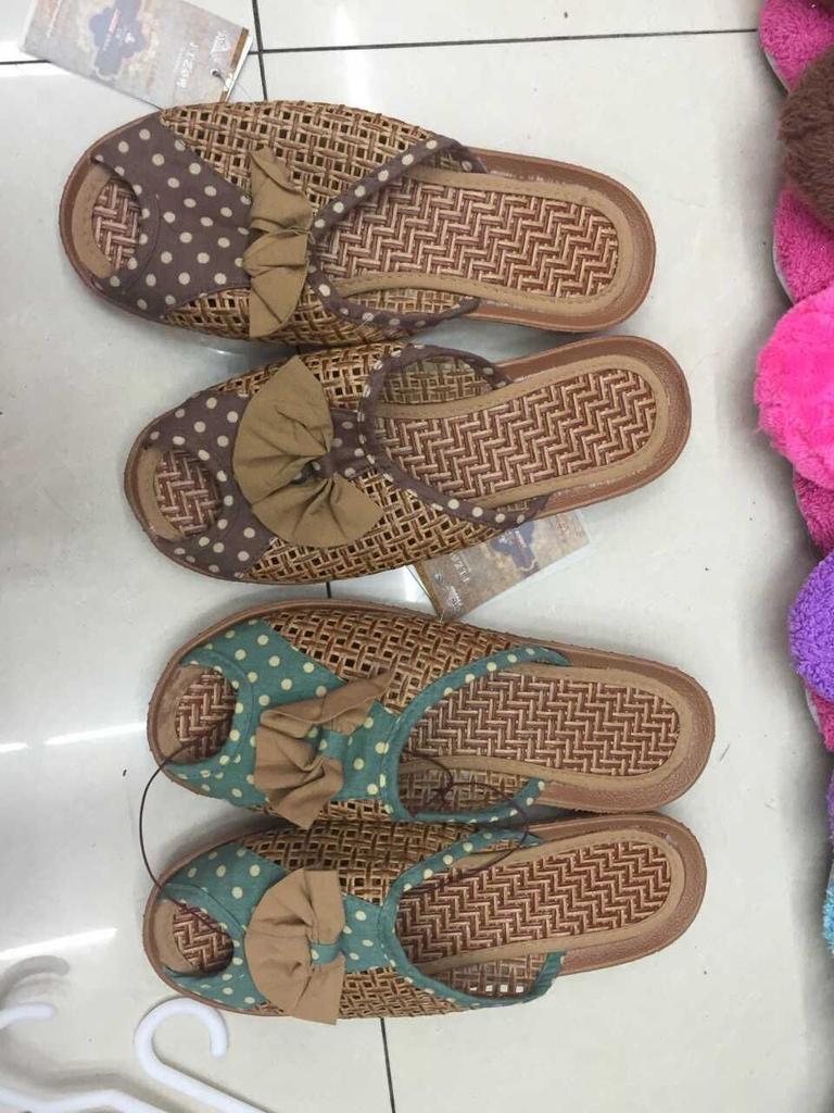 The new cute women's open-toe slippers with dotted bows from Yuan Gang