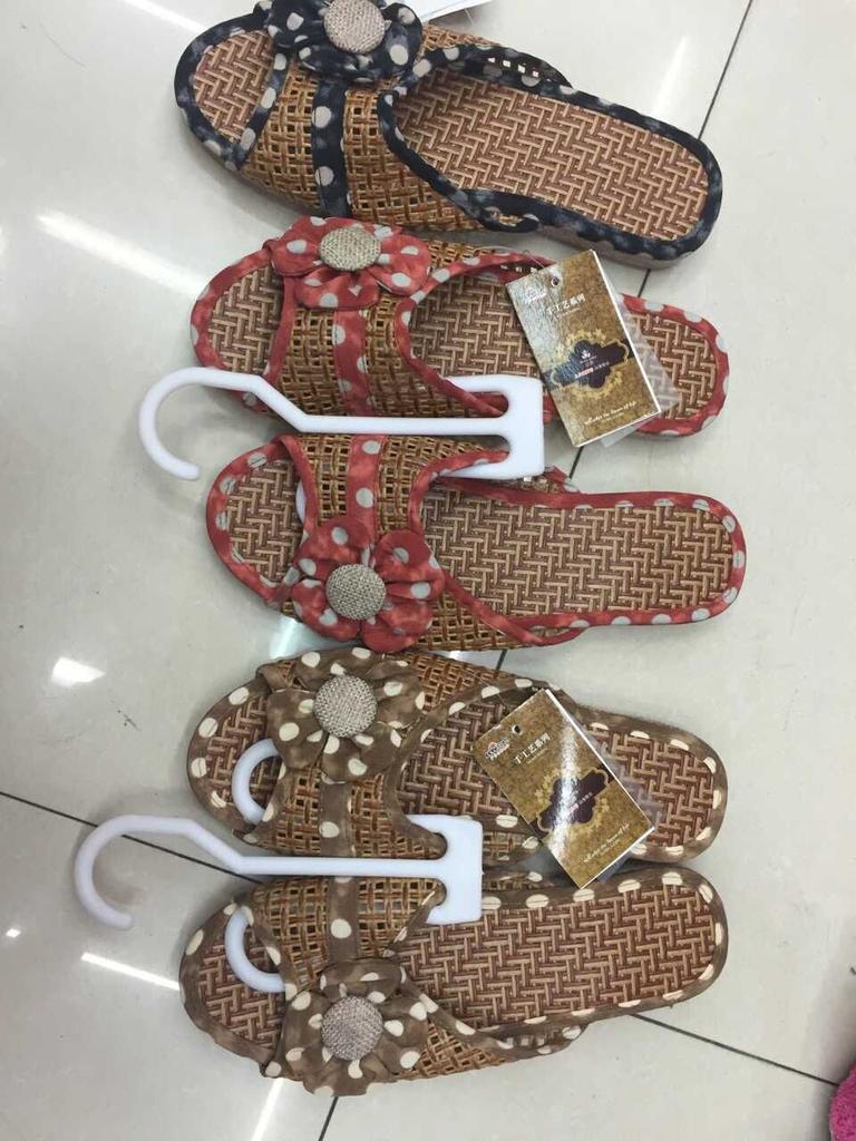 The new Yuan Gang Open bamboo mat Flower slippers are a best-selling open slippers for foreign trade