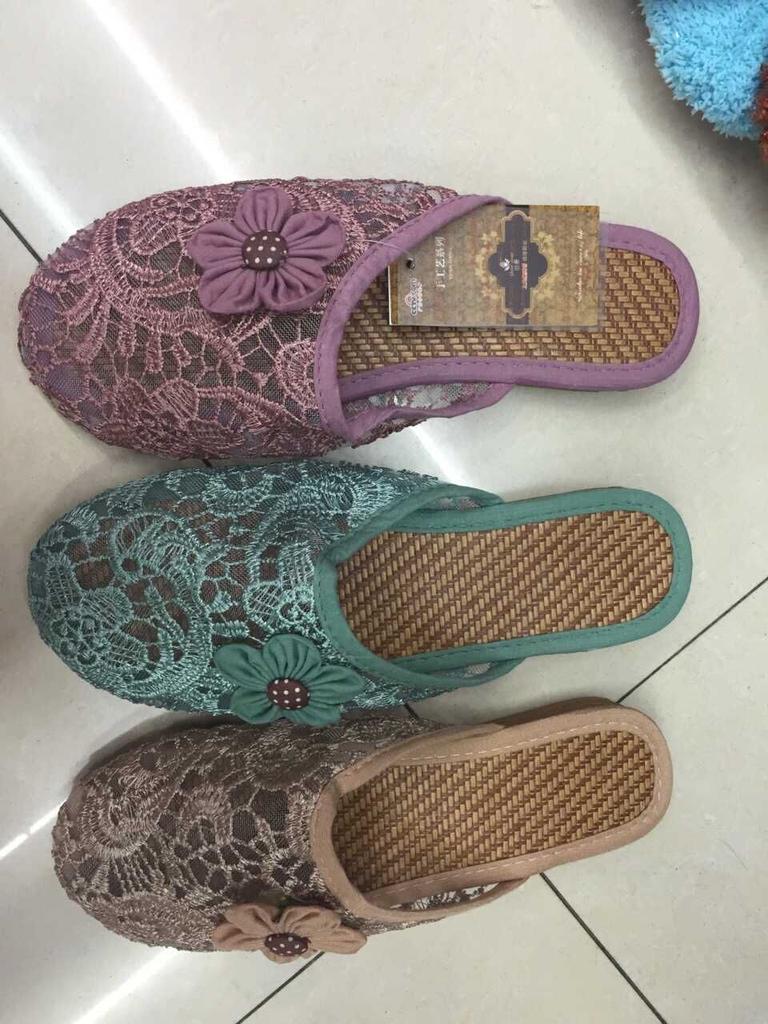 The new embroidered flower-style home slippers from Yuan Gang are a bestseller in foreign trade