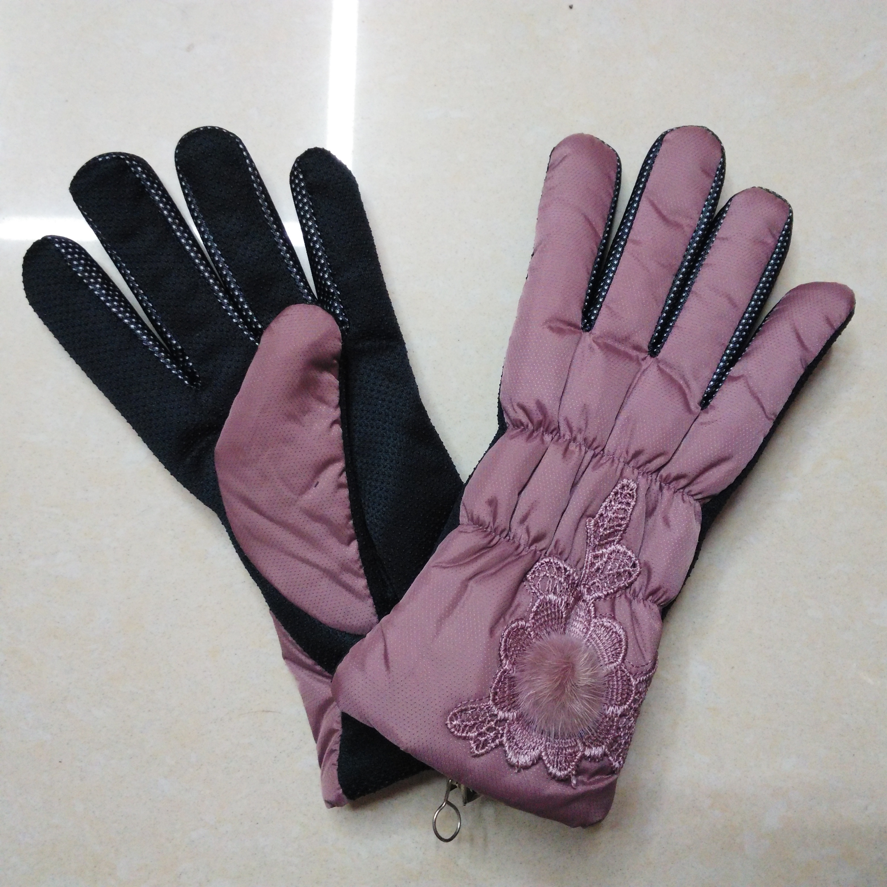In 2015, the manufacturer supplied warm gloves that are waterproof and windproof, essential for winter Application Scenario