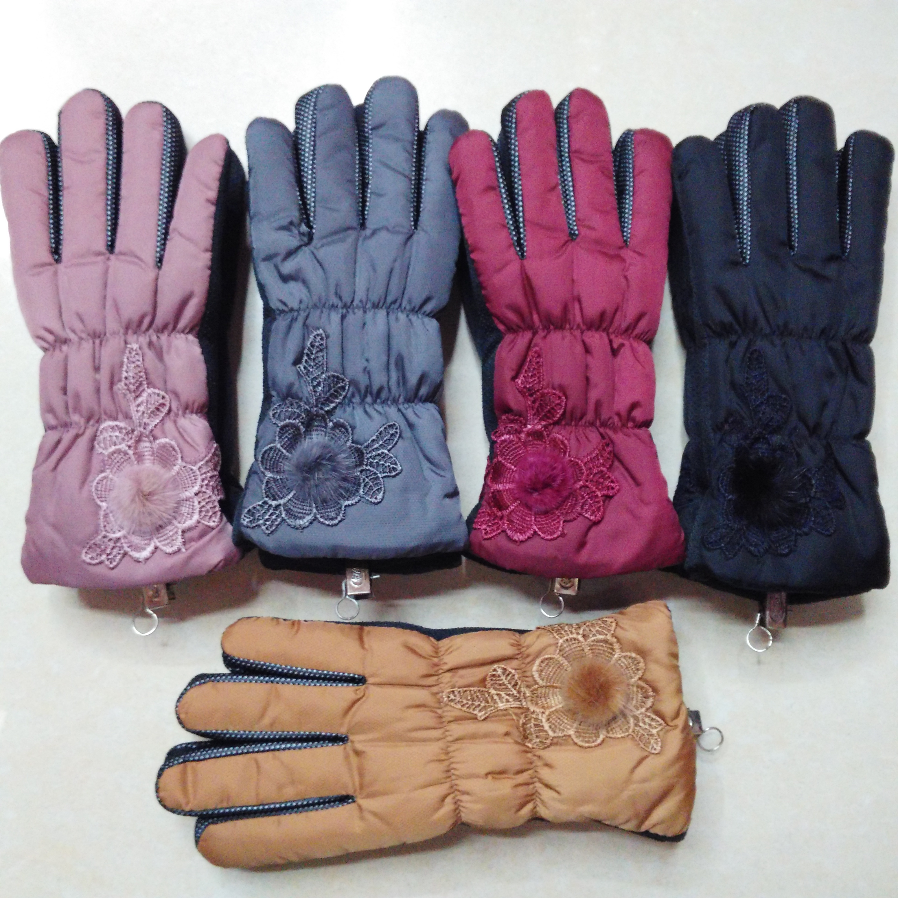 In 2015, the manufacturer supplied warm gloves that are waterproof and windproof, essential for winter