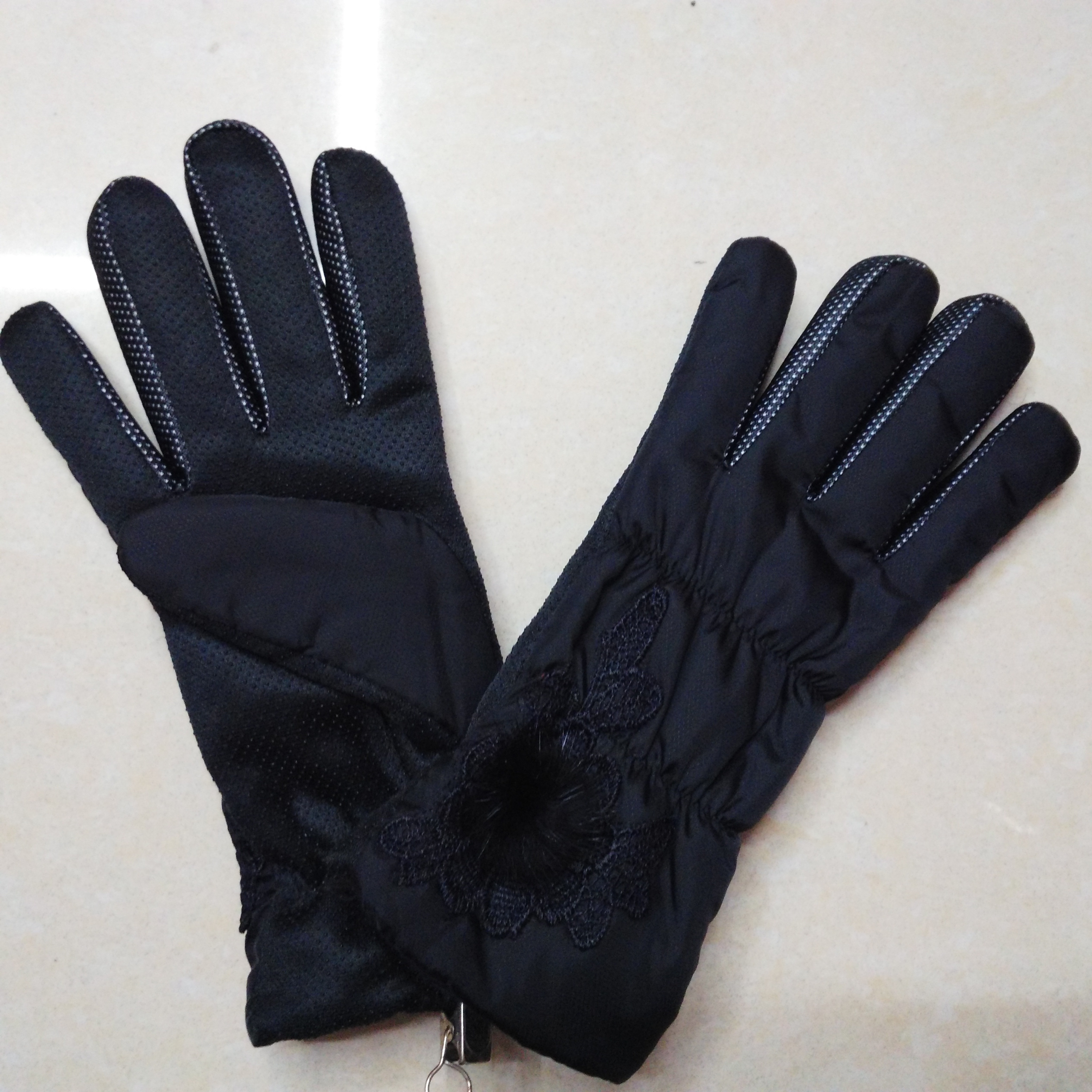 In 2015, the manufacturer supplied warm gloves that are waterproof and windproof, essential for winter Specification image