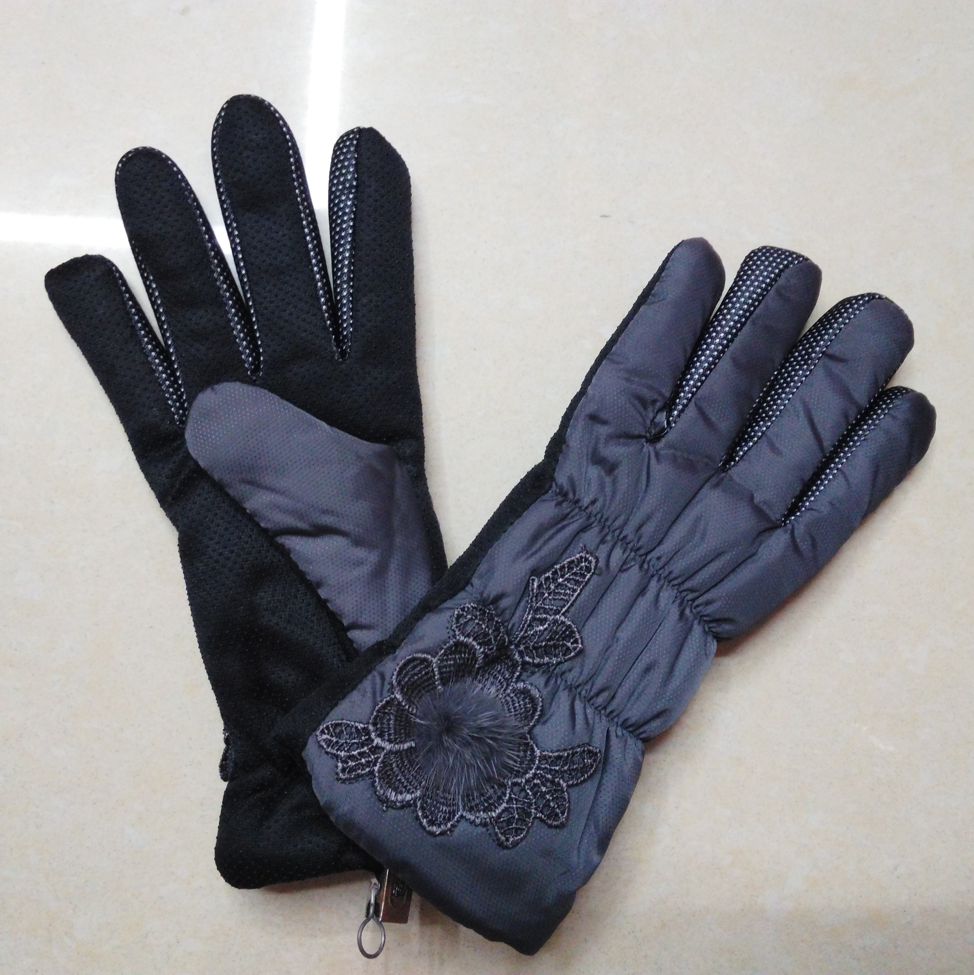 In 2015, the manufacturer supplied warm gloves that are waterproof and windproof, essential for winter details Picture