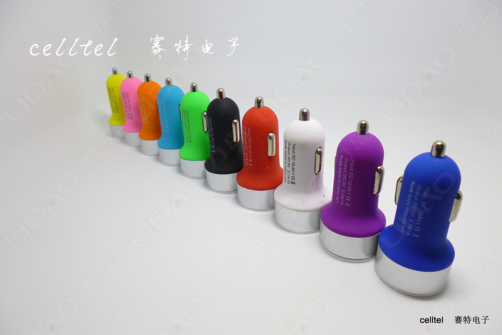 新款车载苹果双USB车充 2.1A万能手机充电器产品图