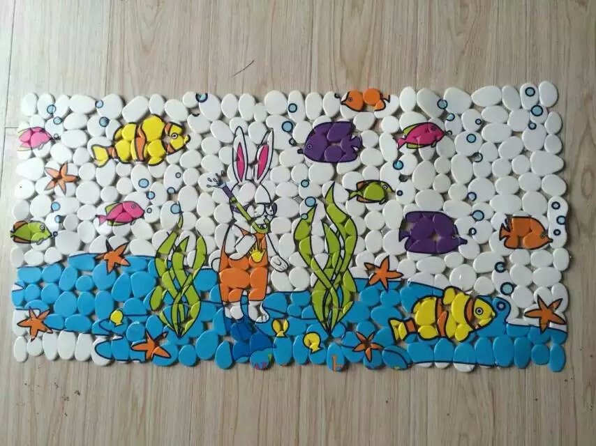 Маленький камешек на коврике в ванной details Picture