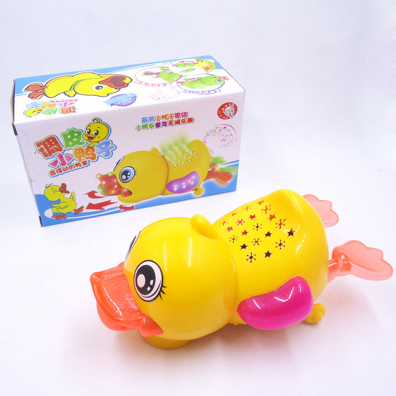 电动万向游泳小鸭子带星空投影灯光音乐批发