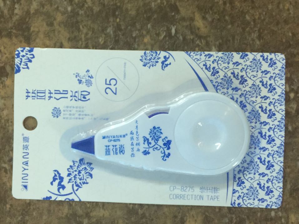 新款上市了，新老客户前来观看，蓝花瓷