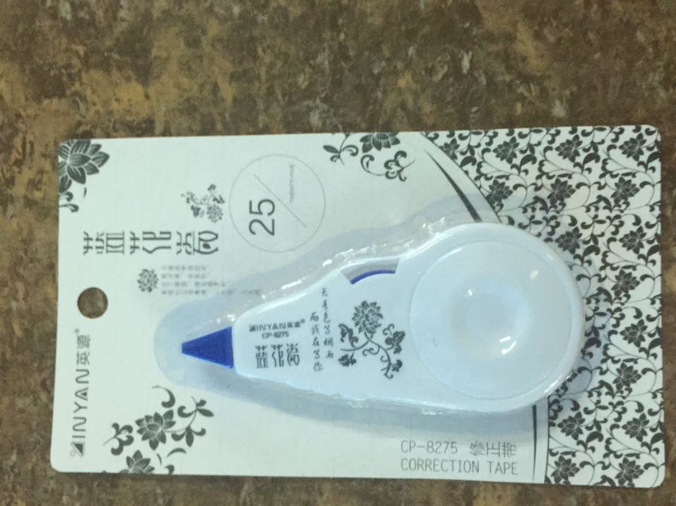 新款上市了，新老客户前来观看，蓝花瓷产品图