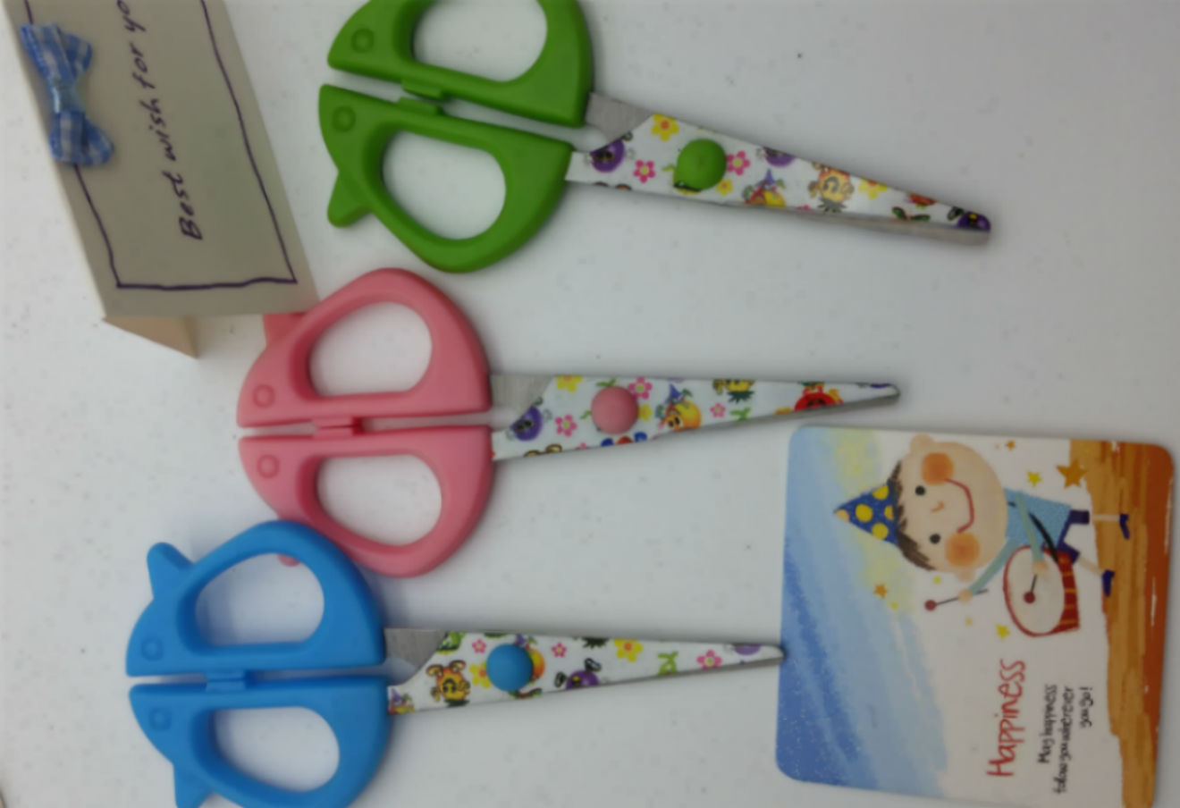 Penghao Children's color cartoon Scissors, student scissors, Safety scissors, art and paper-cutting scissors Application Scenario