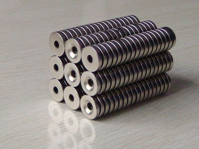 厂家直销钕铁硼圆形打孔磁铁 强力磁钢 永磁铁细节图