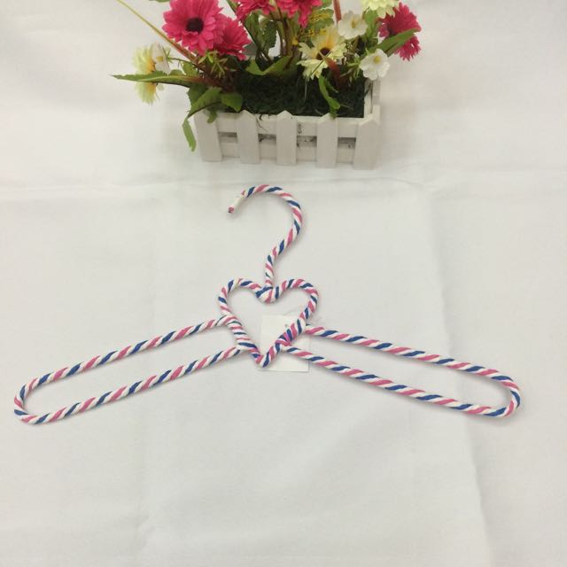 Creative hanger Hand-woven hanger rattan hanger Heart-shaped hanger scarf rack