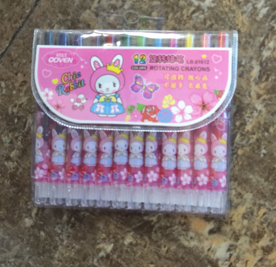 The new crayons on the shelf can be rotated, heart painting, not dirty hands, easy coloring.