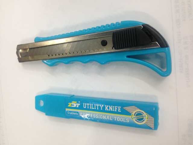大号美工刀组合装工具刀 裁纸刀 带5刀片卡装批发