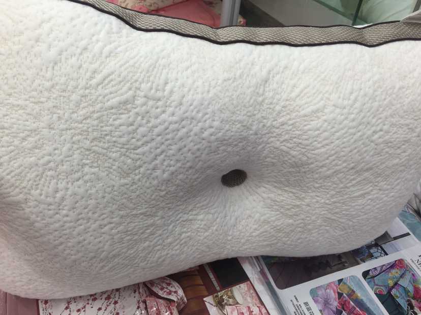 Bedding, health pillows, massage pillows, and comfortable massage pillows are all physical photos taken in the store