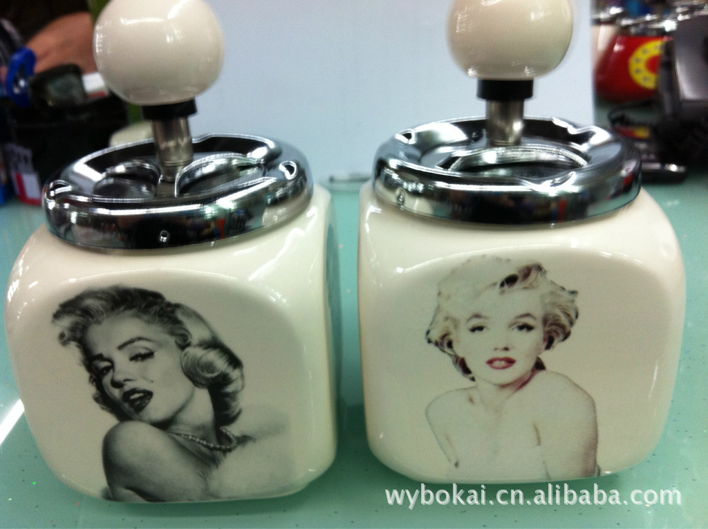 家用烟灰缸实物图