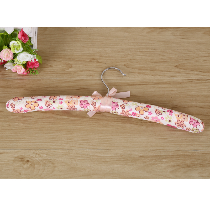 Special Floral Cloth Hangers Solid Wood Core Clothes Hanging Clothes Cabinet Anti-Slip Clothes Support Application Scenario