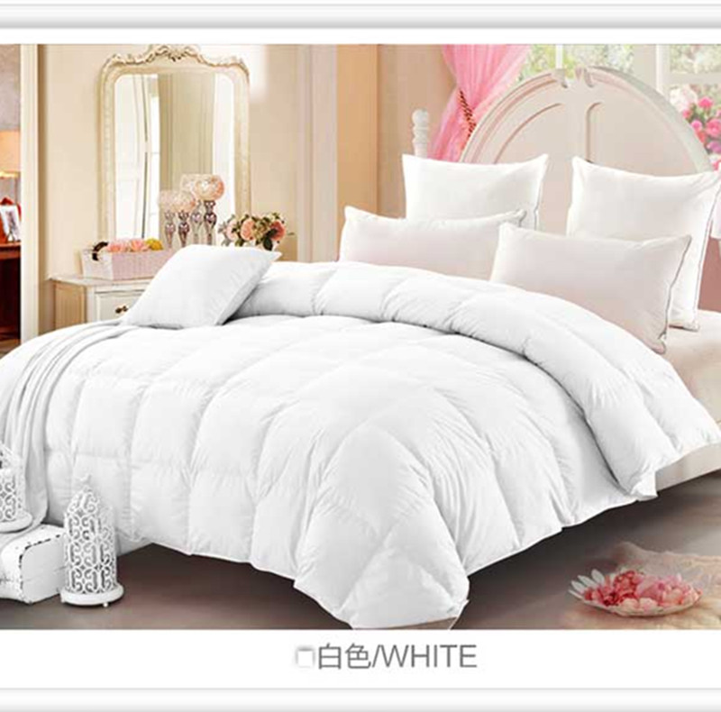 The bedding in the guest rooms of Chenglong Hotel is 90% pure cotton, with white goose down quilts and light pink winter quilts. The quilt core is made of goose down