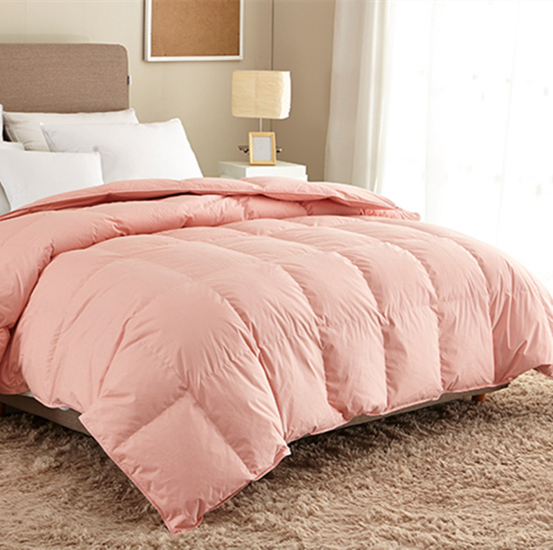 The bedding in the guest rooms of Chenglong Hotel is 90% pure cotton, with white goose down quilts and light pink winter quilts. The quilt core is made of goose down Specification image