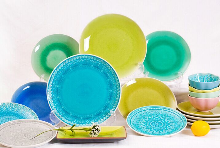 A 10.5-inch ceramic underglaze ice-crack relief round flat plate for a specialty restaurant