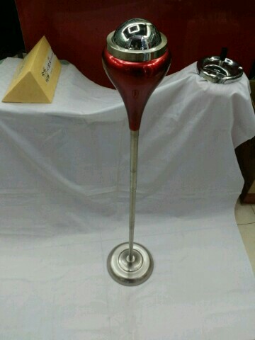 新款可伸缩杆高脚烟缸产品图