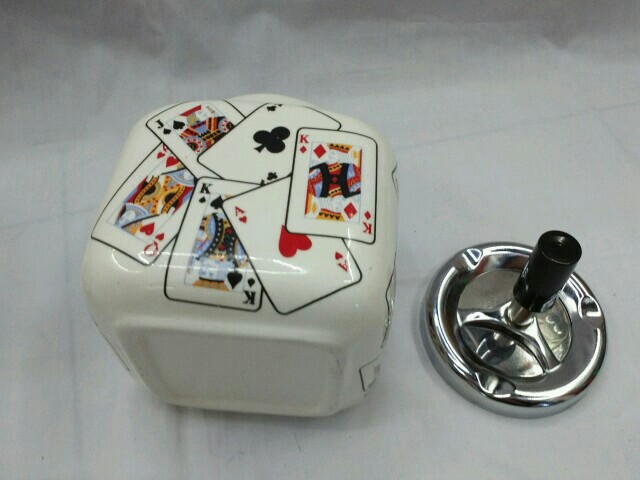 特价处理扑克烟缸 大小9.5x10cm 颜色如图细节图