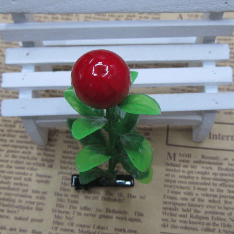 Close-up of Cute Grass Hair Clip details