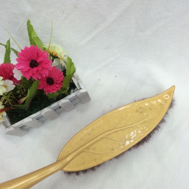 Bed brush, leaf-shaped bed brush, plastic bed brush, cleaning brush, carpet brush Application Scenario