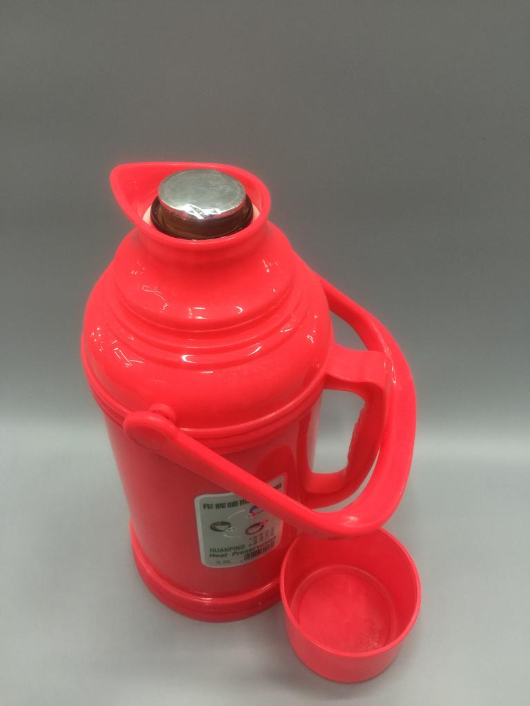 The old-fashioned household thermos and insulated cup have a plastic shell and a glass inner liner Application Scenario