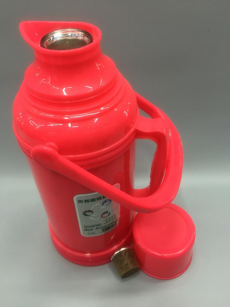 The old-fashioned household thermos and insulated cup have a plastic shell and a glass inner liner Specification image