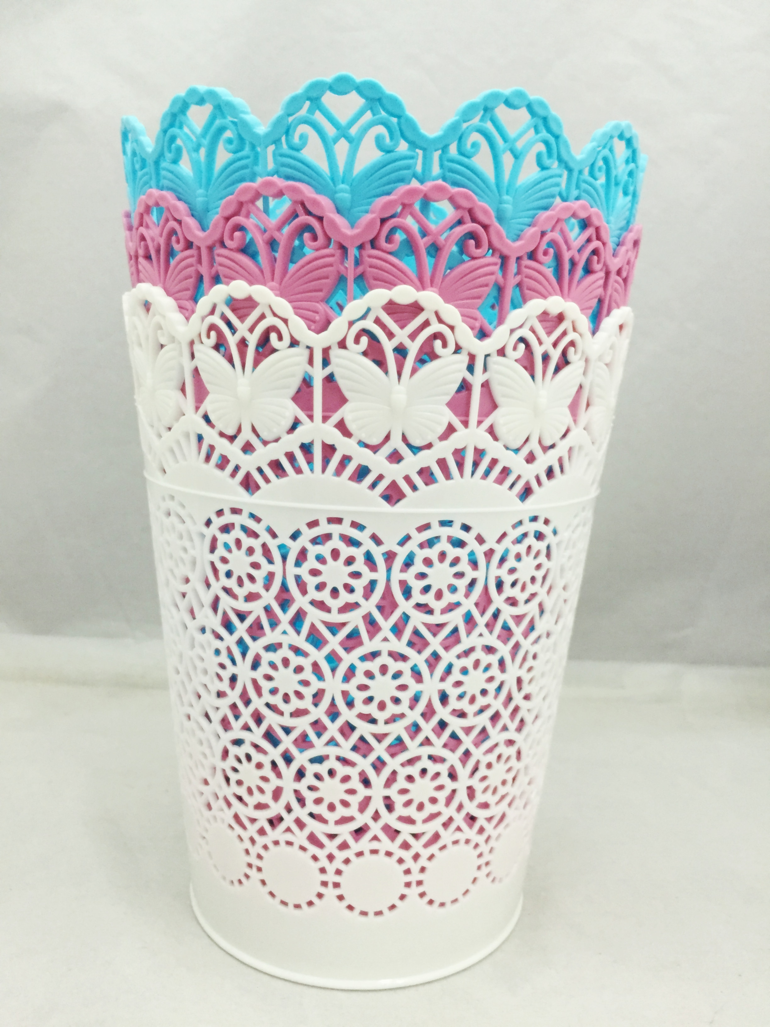 Manufacturers Supply Carved Hollow Desktop Trash Can Plastic Mini Trash Can 184-8010 Application Scenario