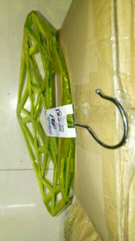 Diamond-shaped clothes hanger details Picture