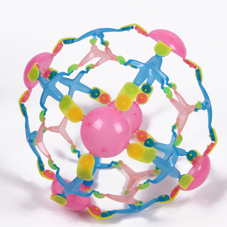وتتقلص ألعاب الأطفال المبعثرة وتتقلص وتتحول إلى ألعاب رياضية صغيرة في السوق ليلا details Picture