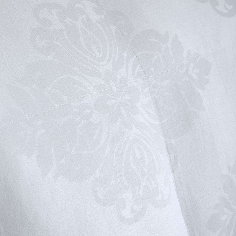 All-cotton brocade noble down quilt - white Application Scenario