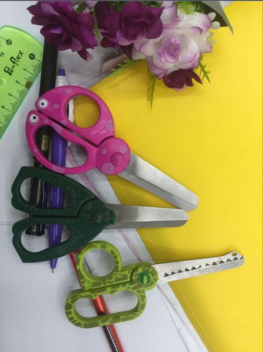 Penghao Scissors, children's color cartoon scissors, student scissors, Safety scissors, graphic design paper-cutting scissors Application Scenario